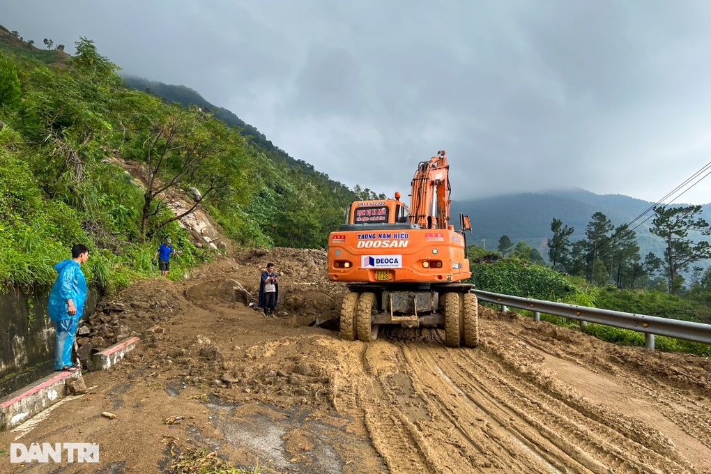 Đèo Hải Vân vẫn ngổn ngang sau trận mưa lịch sử - 5 Đèo Hải Vân vẫn ngổn ngang sau trận mưa lịch sử - 5