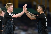 Đánh bại Everton, Man City hơn Man Utd 10 điểm