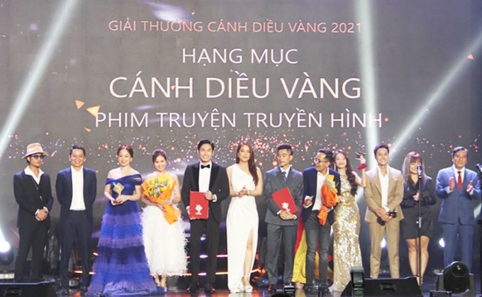 Ban tổ chức trao giải thưởng cho 2 đoàn làm phim truyện truyền hình đạt giải Cánh diều vàng 2021. Ảnh C.H