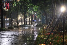 Mưa lạnh đêm 30 Tết, hồ Gươm thưa thớt người chờ xem pháo hoa