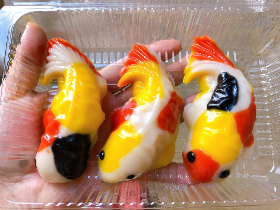 Khách xếp hàng dài, chờ mua bánh trôi hình cá chép - 2 Khách xếp hàng dài, chờ mua bánh trôi hình cá chép - 2