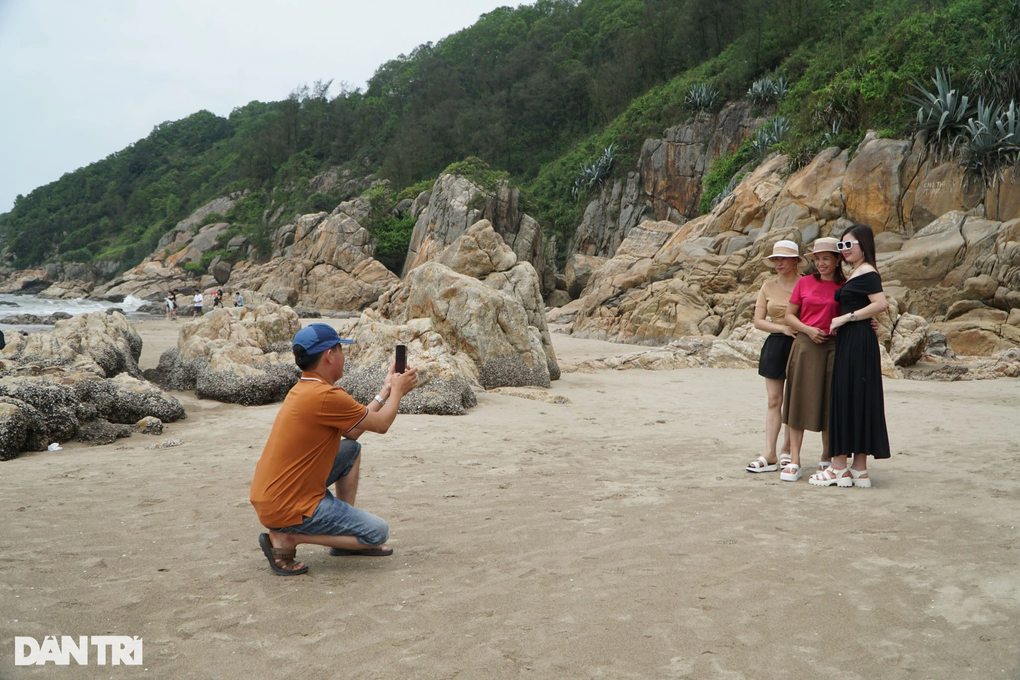 Lắp biển cảnh báo, cấm du khách leo vách đá chụp ảnh ở Sầm Sơn - 2