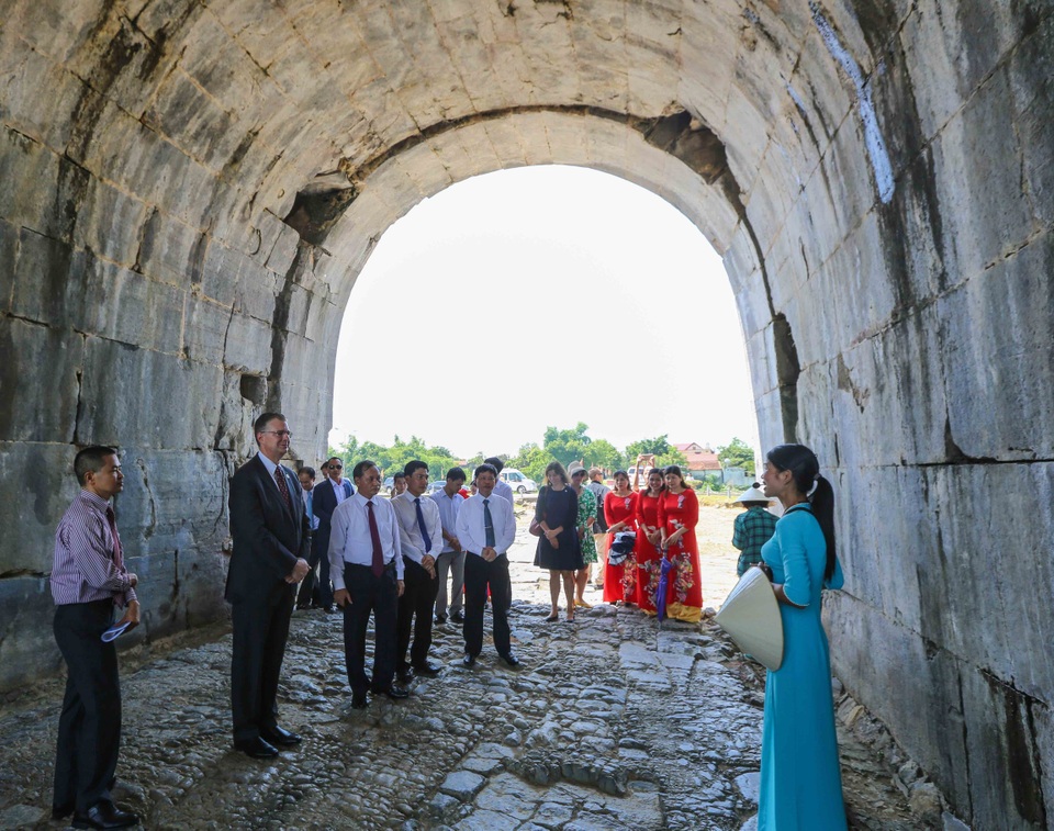 Đại sứ Mỹ khánh thành dự án bảo tồn di sản văn hóa UNESCO Thành nhà Hồ - 2 Đại sứ Mỹ khánh thành dự án bảo tồn di sản văn hóa UNESCO Thành nhà Hồ - 2