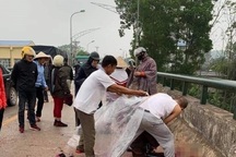 Truy tìm gã đàn ông chém tới tấp người phụ nữ đang chở con nhỏ trên cầu