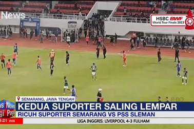 CĐV Indonesia bạo loạn phá nát trận đấu, sếp lớn bị ném vỡ đầu