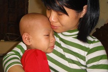 Gánh hai căn bệnh quái ác, bé gái 5 tuổi vẫn mơ được đến trường