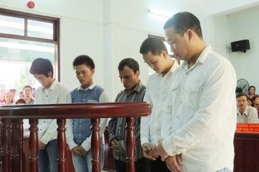 Gọi đồng bọn chém người vì nhớ lại chuyện cũ