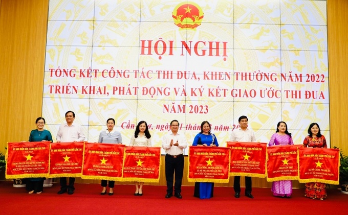 Ông Trần Việt Trường - Chủ tịch UBND TP.Cần Thơ trao tặng Cờ thi đua cho các tập thể.