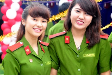 Cùng nữ sinh Cảnh sát xinh tươi khám phá ngày hội trường