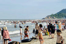 Kịp thời cứu cháu bé khỏi đuối nước khi tắm biển Sầm Sơn