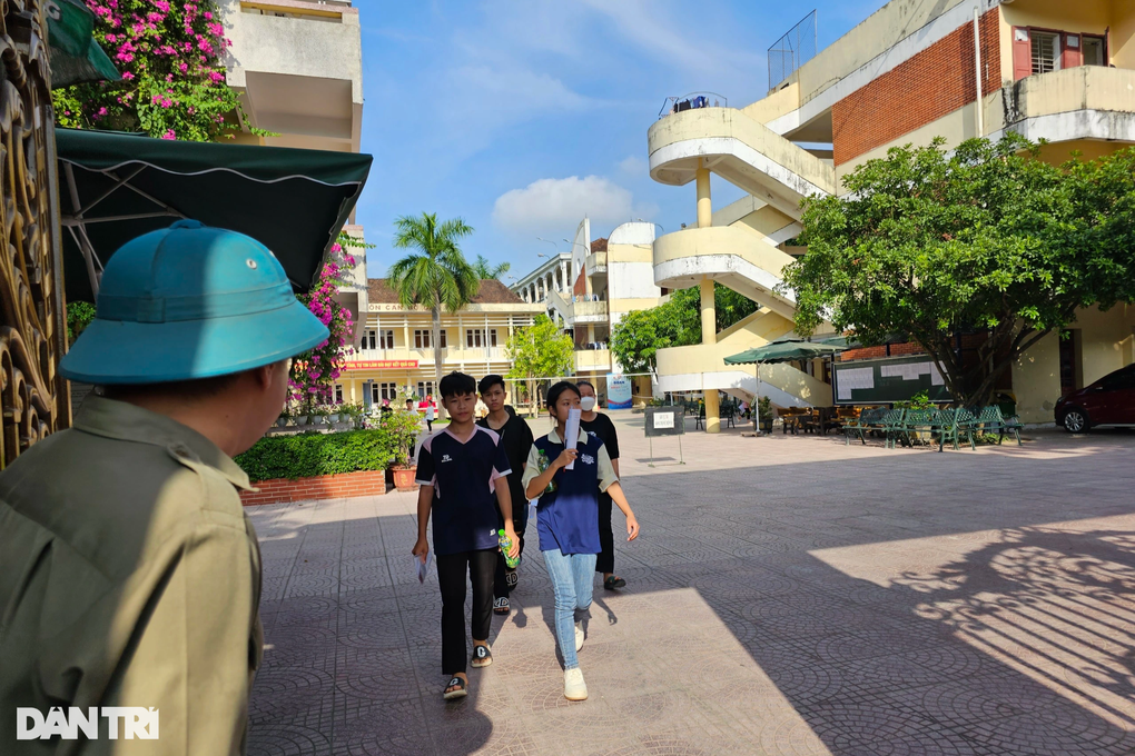 Nghệ An: Đề thi tiếng Anh vào lớp 10 thí sinh than khó, chỉ đạt điểm 5 - 2 Nghệ An: Đề thi tiếng Anh vào lớp 10 thí sinh than khó, chỉ đạt điểm 5 - 2