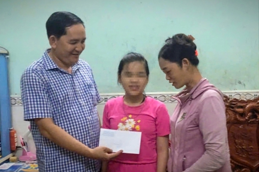 Lãnh đạo huyện thăm hỏi, động viên bé gái bị thương trong vụ nổ ở TPHCM - 1 Lãnh đạo huyện thăm hỏi, động viên bé gái bị thương trong vụ nổ ở TPHCM - 1