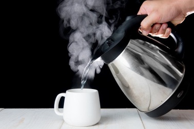 Chị chồng đổ nước sôi vào em dâu đang mang thai và cháu 4 tuổi