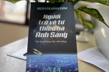 "Người trở về từ thiên hà Ánh Sáng": Cuốn tiểu thuyết khoa học độc đáo