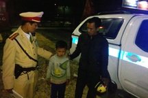 CSGT giúp cháu bé lạc đường lúc nửa đêm về nhà an toàn