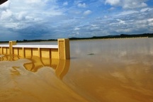 Nước dâng cao gần nóc nhà, hàng trăm gia đình nháo nhào chạy lũ