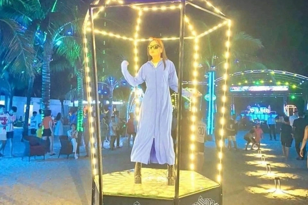 Vũ công nhảy múa trên bãi biển Hạ Long: Cần có cái nhìn cởi mở hơn - 2 Vũ công nhảy múa trên bãi biển Hạ Long: Cần có cái nhìn cởi mở hơn - 2