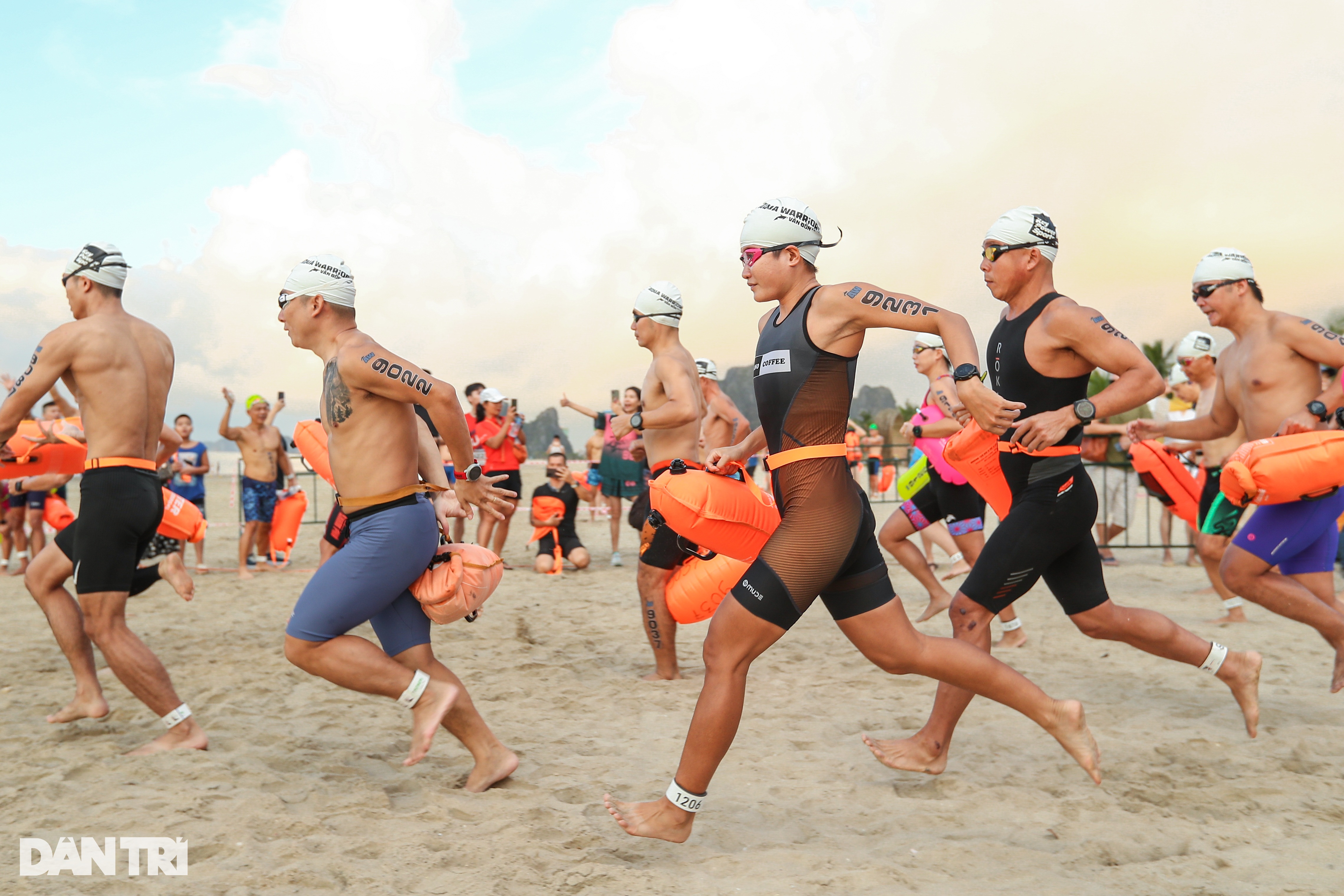 View - VĐV Kim Cương về Nhất giải Aquathlon Warriors Van Don 2024 | Báo Dân trí