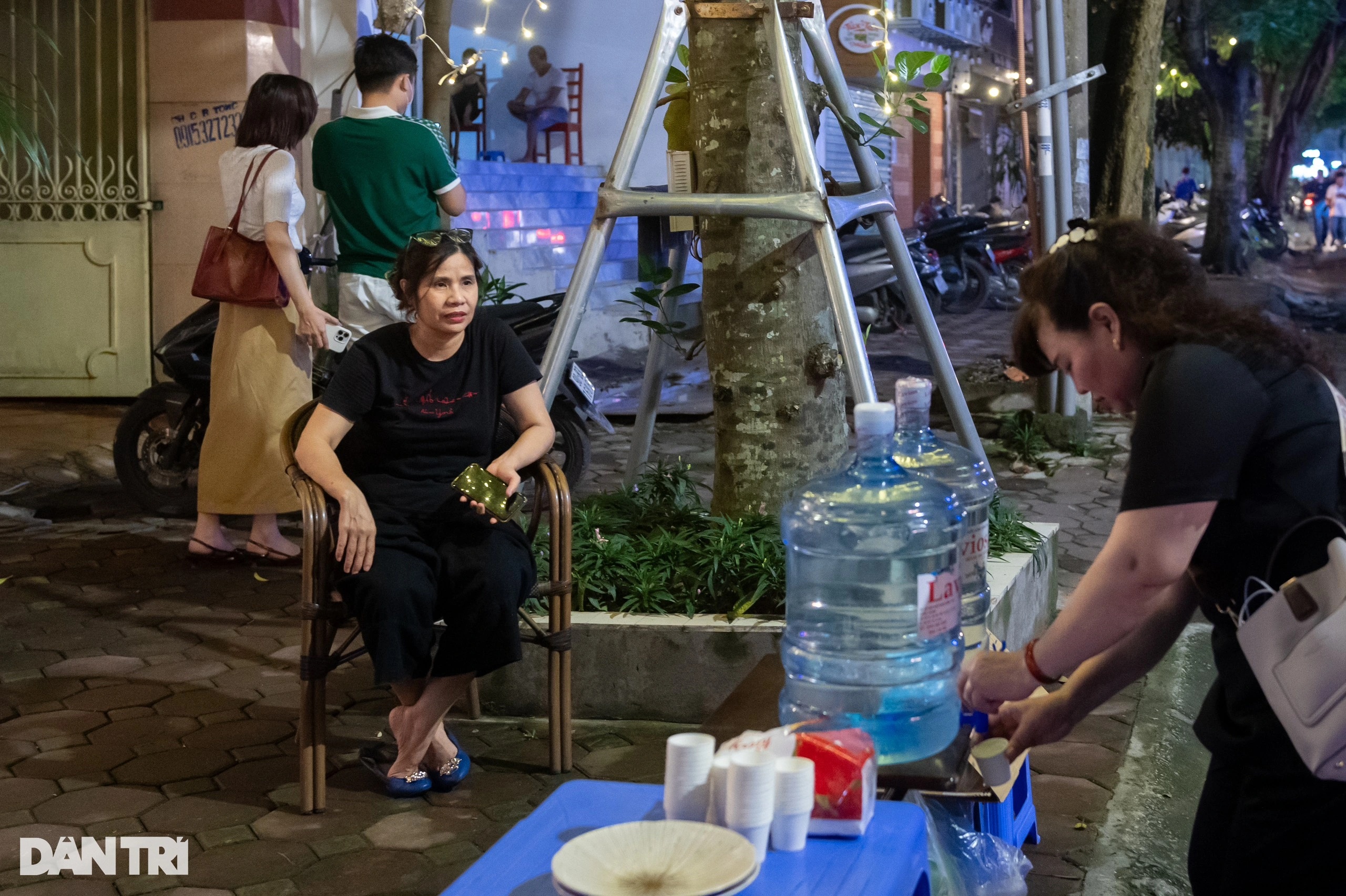 View - Người Hà Nội tặng quạt, mở cửa đón người nghỉ chân chờ viếng Tổng Bí thư Nguyễn Phú Trọng | Báo Dân trí