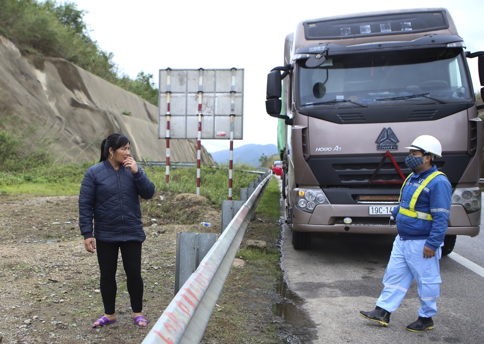 Cao tốc Nội Bài – Lào Cai: Hàng chục lần vá nhưng hàng rào vẫn thủng - 3 Cao tốc Nội Bài – Lào Cai: Hàng chục lần vá nhưng hàng rào vẫn thủng - 3