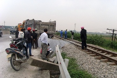 Xe tải “ngã nhào” lên đường sắt, tàu chậm gần 2 tiếng