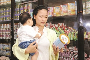 Áp giá trần, sữa đồng loạt giảm giá