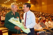 Thường trực Ban Bí thư Võ Văn Thưởng tặng quà người có công