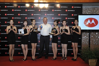 Điên thoại “nồi đồng cối đá” Motorola Defy đến Việt Nam