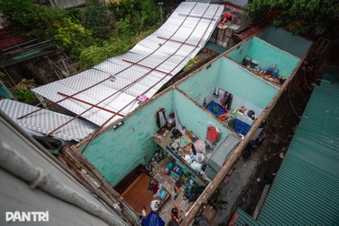 Nhà dân tốc mái, cây bật gốc đè nhiều xe sang trong cơn dông lớn ở Hà Nội