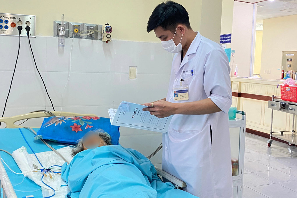 Cụ bà 86 tuổi được gắp sỏi đường mật bằng kỹ thuật nội soi ngược dòng - 1 Cụ bà 86 tuổi được gắp sỏi đường mật bằng kỹ thuật nội soi ngược dòng - 1