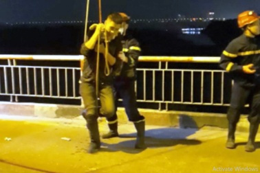 Hà Nội: Giải cứu nam thanh niên say rượu nhảy cầu Chương Dương