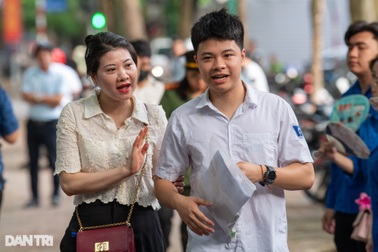 Thí sinh "cân não" với bài thi tổ hợp khoa học tự nhiên, khoa học xã hội