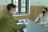 Bị kiểm tra nồng độ cồn, người đàn ông đi xe máy biển tứ quý 9999 tát CSGT