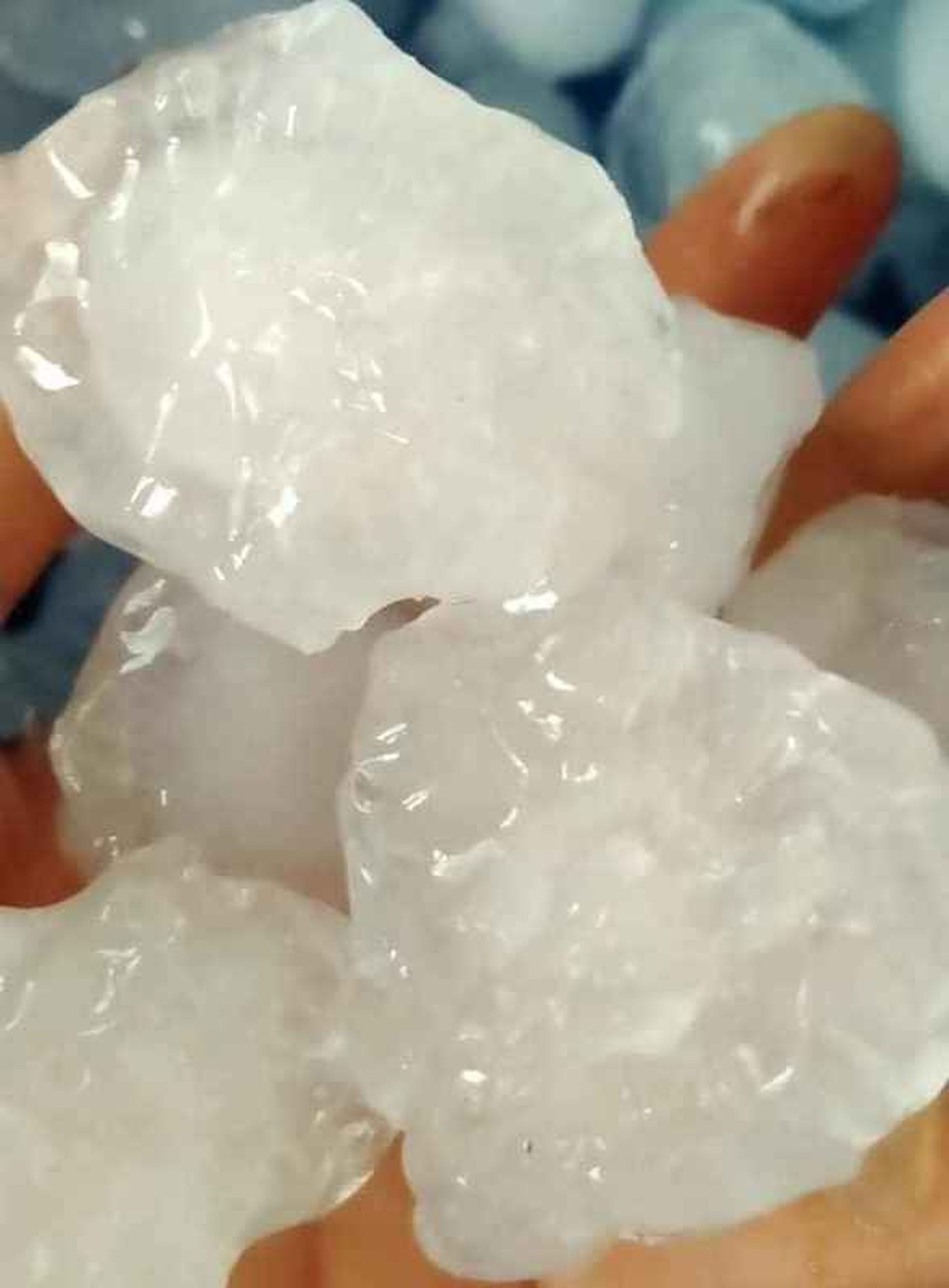 Mưa đá lớn chọc thủng nhiều mái nhà dân - 2