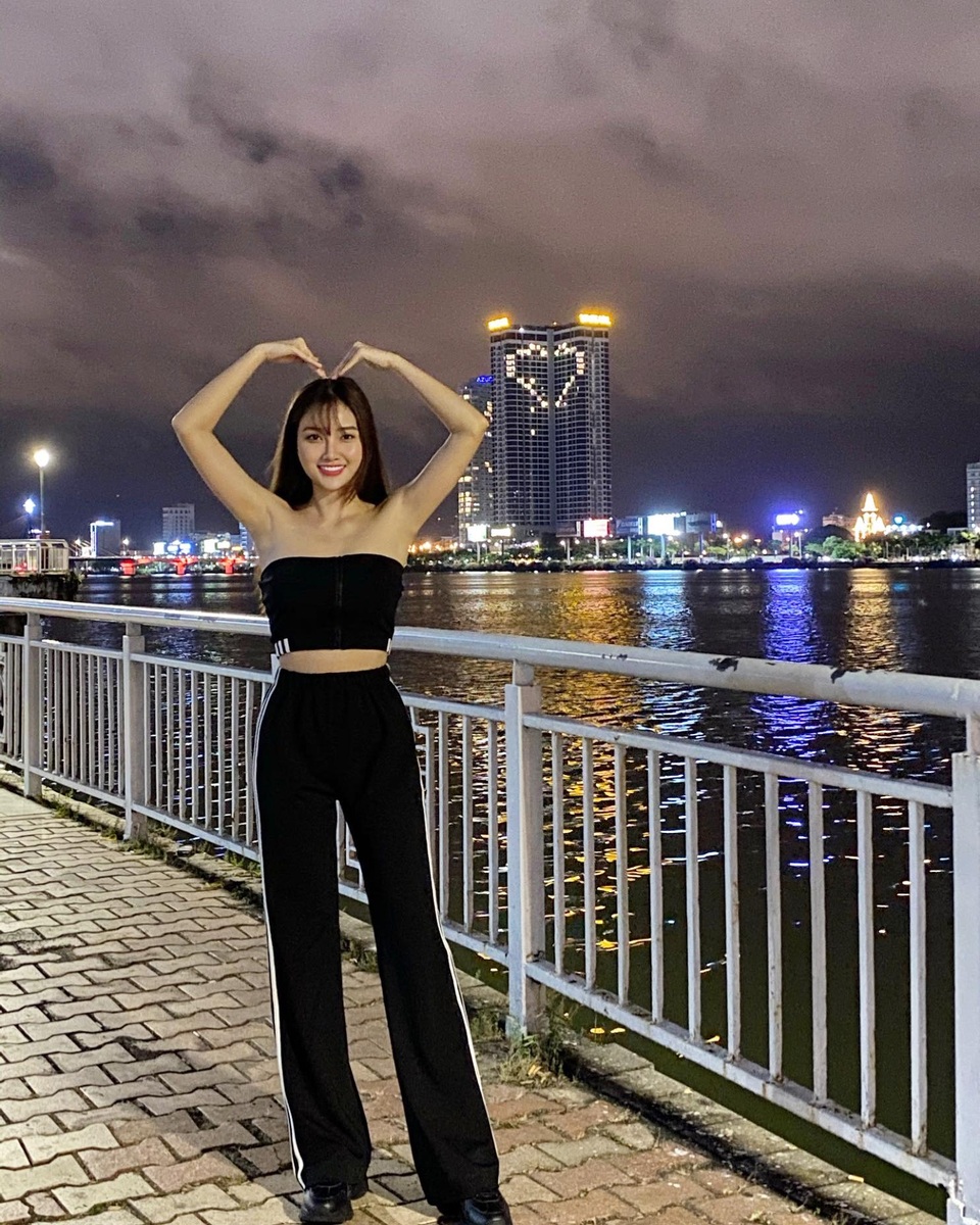 Ngắm 9X chân dài, gợi cảm gia nhập câu lạc bộ bạn gái cầu thủ - 7 Ngắm 9X chân dài, gợi cảm gia nhập câu lạc bộ bạn gái cầu thủ - 7