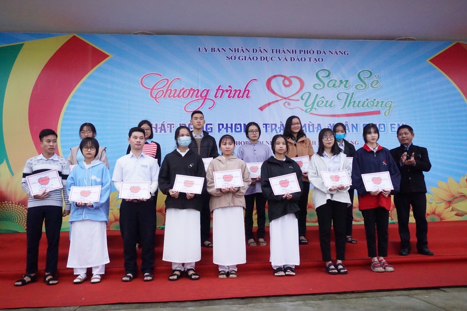 Đà Nẵng: Trao hơn 200 suất học bổng San sẻ yêu thương - 1 Đà Nẵng: Trao hơn 200 suất học bổng San sẻ yêu thương - 1