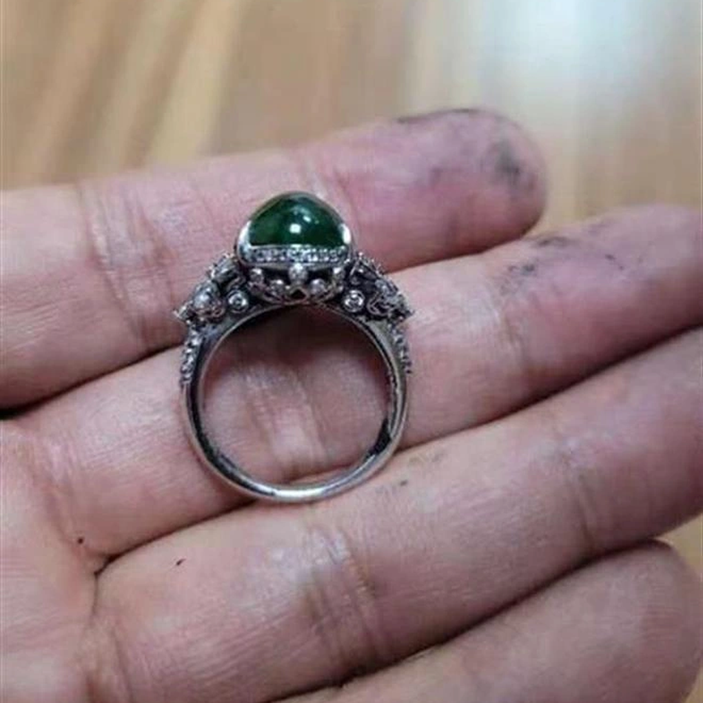Cả trăm người theo dõi cứu hộ vét mương tìm nhẫn ngọc 3,5 tỷ đồng bị rơi - 2 Cả trăm người theo dõi cứu hộ vét mương tìm nhẫn ngọc 3,5 tỷ đồng bị rơi - 2