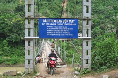 Cầu treo “lỏng lẻo” vì thiếu kinh phí!