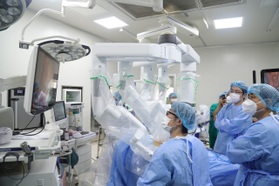 Bệnh nhân ung thư được mổ cắt gan bằng robot hiện đại