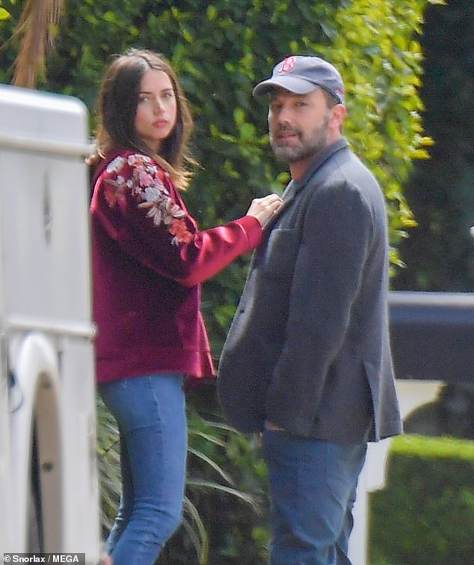 Ben Affleck hạnh phúc bên bạn gái kém 16 tuổi - 5