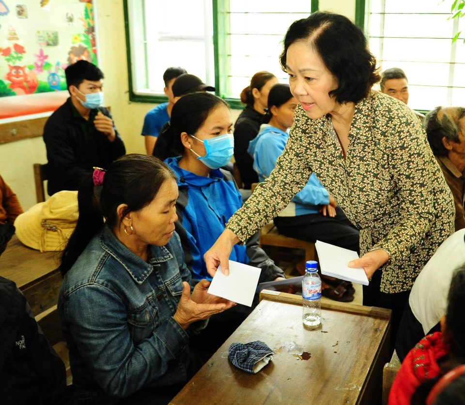 Trưởng Ban Dân vận Trung ương: Nhanh chóng ổn định đời sống bà con vùng lũ - 2 Trưởng Ban Dân vận Trung ương: Nhanh chóng ổn định đời sống bà con vùng lũ - 2