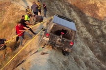 Nín thở xem giải cứu chiếc xe Jeep Wrangler nằm vắt vẻo trên triền núi