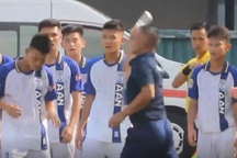 HLV Ngô Quang Trường dạy dỗ cầu thủ U15 SL Nghệ An trên sân