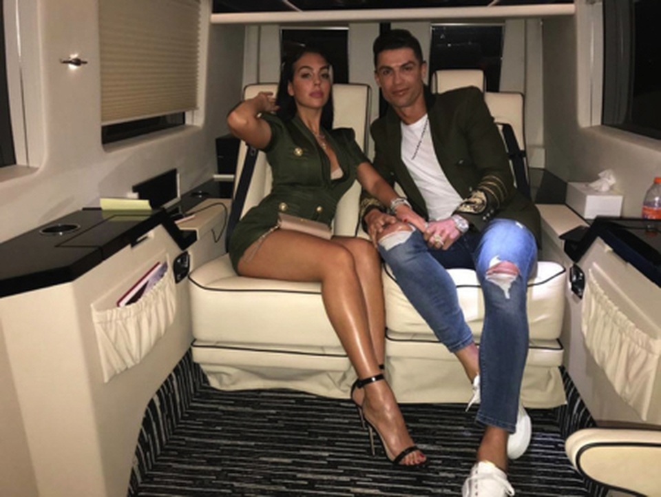Bất ngờ với mức “lương tháng” khi làm vị hôn thê của C.Ronaldo - 1 Bất ngờ với mức “lương tháng” khi làm vị hôn thê của C.Ronaldo - 1