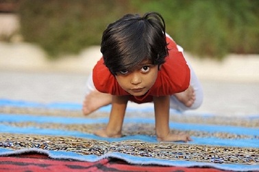 6 tuổi trở thành cô giáo dạy Yoga trẻ nhất thế giới