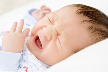 Trẻ hay quấy khóc sẽ chậm phát triển chiều cao 