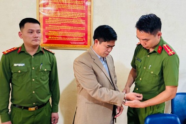 Vụ học sinh ăn cơm chan canh mỳ tôm: Bắt nguyên hiệu trưởng