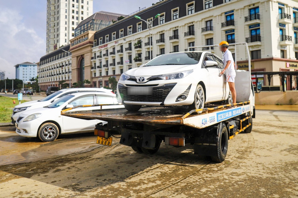 Hàng loạt ô tô bất động, xếp hàng nằm chờ cứu hộ ở Huế - 3 Hàng loạt ô tô bất động, xếp hàng nằm chờ cứu hộ ở Huế - 3