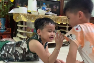 Ngôi nhà rộn rã tiếng cười của các bé sinh 5