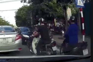 "Tóm gọn" xe con đi ngược chiều trên phố giữa giờ tan tầm